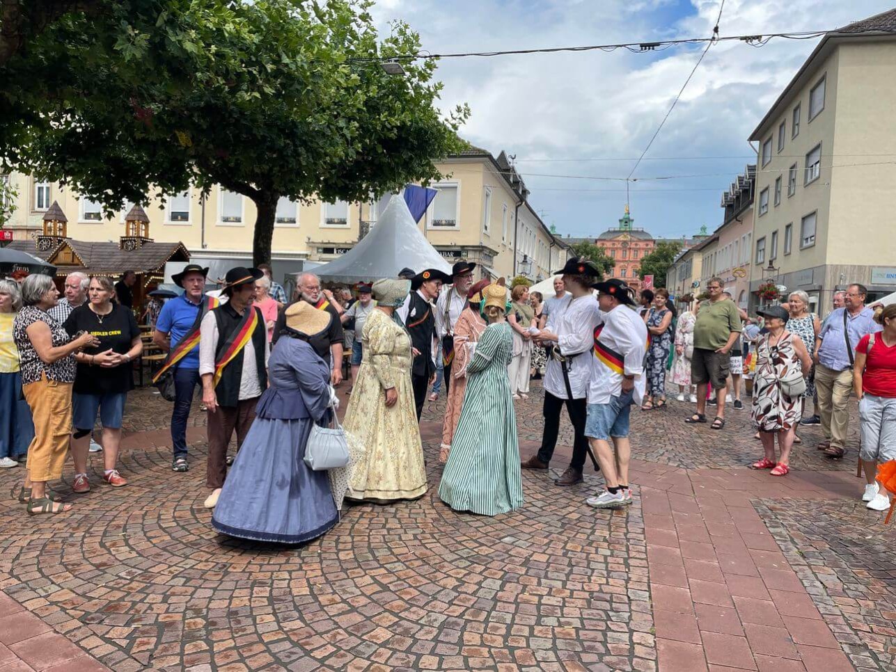 Menschen in historischen Kostümen auf dem Marktplatz